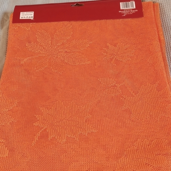 Lace table clothes includes one decorative item - Picture 5 of 5